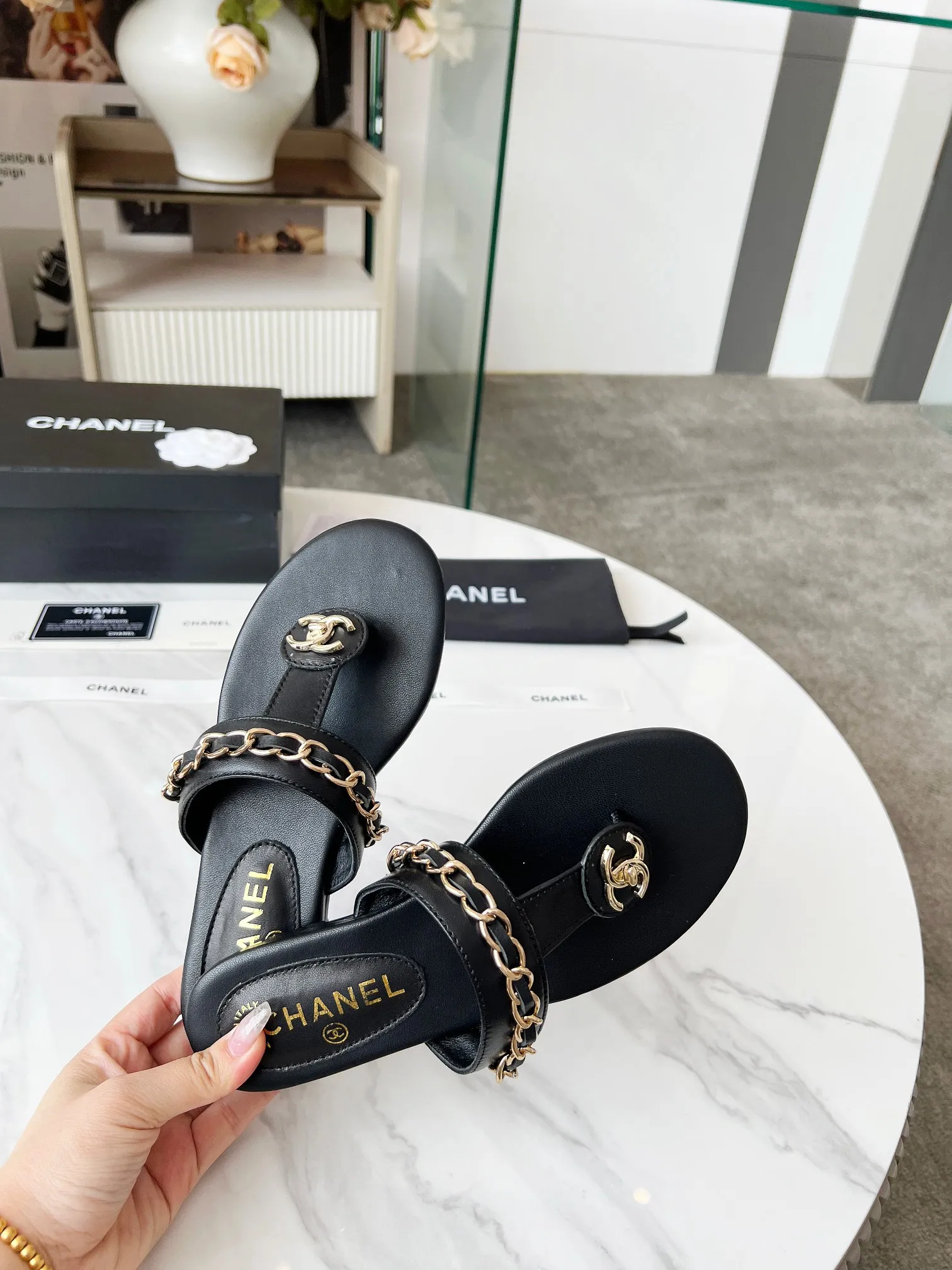 👟👟Ex-factory price 440👟👟 CHANEL｜Xiaoxiang 25 spring and summer new product Double C chain series flip-flops and sandals. Chain sandals are this year's big hit. I have been impressed by their beauty, casual and natural, and have the classic dominance of Xiangjia. From leather to hardware, the upper foot is comfortable and stylish. The fabric is made of imported lambskin, the lining is silk sheepskin, and the Italian genuine leather outsole Code number: 35-39 (40/41 customized)